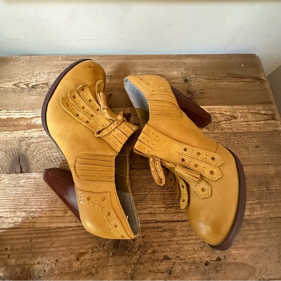 Seychelles Clue Oxford Fringe Heel Pump Shoe Anthropologie Mustard Retro 9.5 - Picture 3 of 10